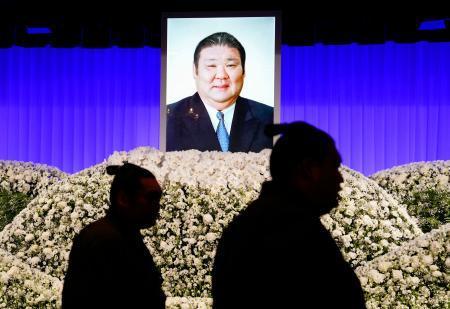 　大相撲の先代高砂親方のお別れの会で、祭壇に飾られた遺影＝５日午前、東京都内のホテル