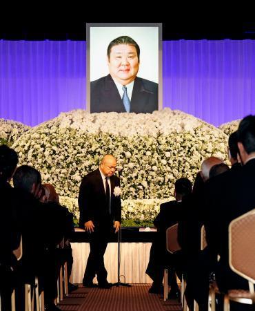 　大相撲の先代高砂親方のお別れの会で、弔辞を述べた日本相撲協会の八角理事長＝５日午前、東京都内のホテル