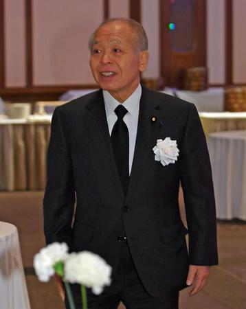 　先代高砂親方お別れの会に参列した参議院議員の鈴木宗男氏（撮影・持木克友）