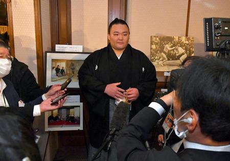 　先代高砂親方の思い出を語る朝乃山（撮影・持木克友）