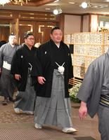 　先代高砂親方お別れの会に出席する朝乃山（右）＝撮影・持木克友