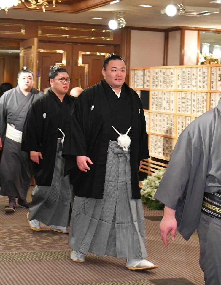 　先代高砂親方お別れの会に出席する朝乃山（右）＝撮影・持木克友