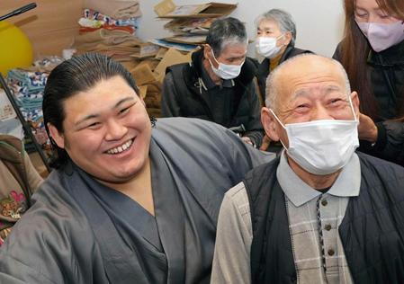 　石川県内灘町の避難所で祖父の坪内勇さん（手前右）と再会し、笑顔の大の里