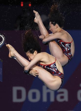 　女子シンクロ高飛び込み決勝　演技する荒井祭里（手前）、板橋美波組＝ドーハ（共同）