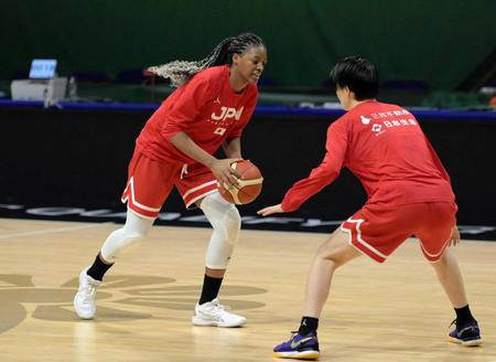 馬瓜ステファニー　姉・エブリンと「頑張っていく」　パリ五輪最終予選バスケ女子日本代表１２人発表