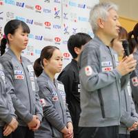 　壮行会で女子日本代表・渡辺武弘監督（手前）の話を聞く（左から）張本美和、伊藤美誠（撮影・吉澤敬太）