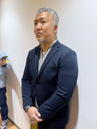 　羽田空港に帰国し、取材に応じる柔道日本男子の鈴木桂治監督＝９日