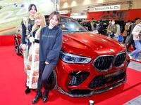 　Ｙ’ｚＯｎｅブースで愛車を展示した岩田亜矢那（右）とかなで（左）、仲村コニー