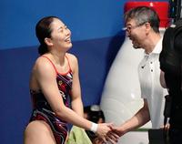 　女子３メートル板飛び込み決勝の演技を終え、松本行夫コーチ（右）と握手する榎本遼香
