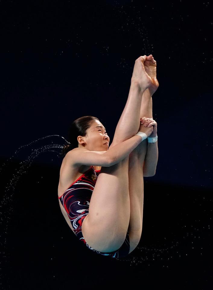　女子３メートル板飛び込み決勝で演技する榎本遼香