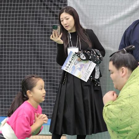 　準備運動を行う宮城野親方の三女・白鵬真結羽さん（左下）を撮影する母・紗代子さん＝撮影・吉澤敬太