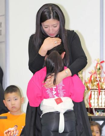 元白鵬の妻、紗代子さん　悔し涙の三女を抱き締める　相撲大会で奮闘も準優勝　祈るように手を合わせる姿も