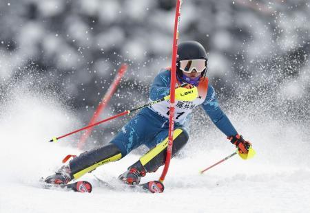 　アルペン女子回転　優勝した旭川明成・増田さくら＝たいらスキー場