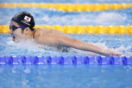 　女子１００メートルバタフライ予選　力泳する飯塚千遥＝ドーハ（共同）