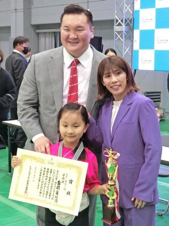 　吉田沙保里さん（右）と父・宮城野親方（左）に祝福される三女・白鵬真結羽さん（撮影・藤田昌央）