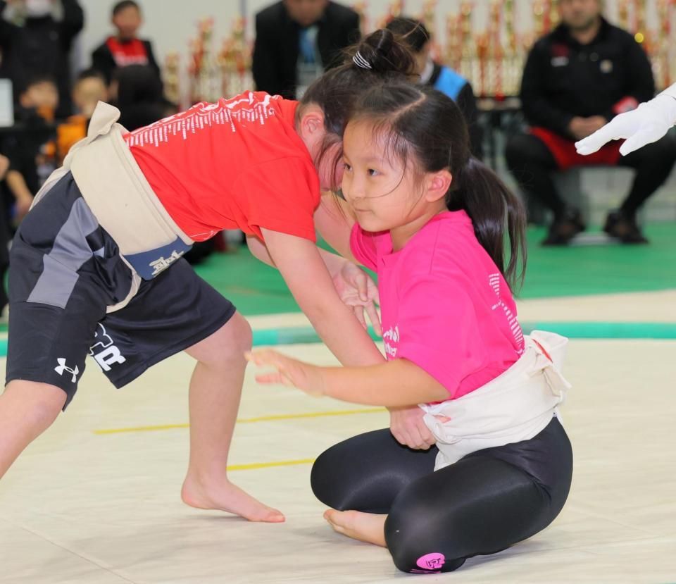 　決勝で上手投げで敗れた宮城野親方の三女・白鵬真結羽さん（右）＝撮影・吉澤敬太