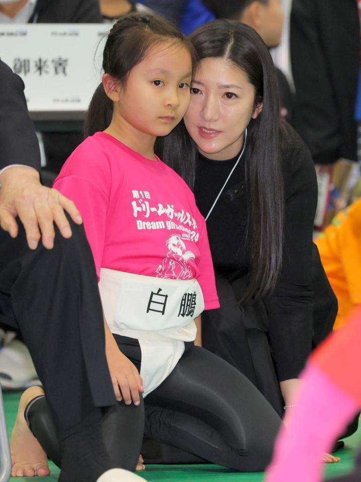 　決勝に臨む宮城野親方の三女・白鵬真結羽さん（左）に話しかける紗代子さん（撮影・吉澤敬太）