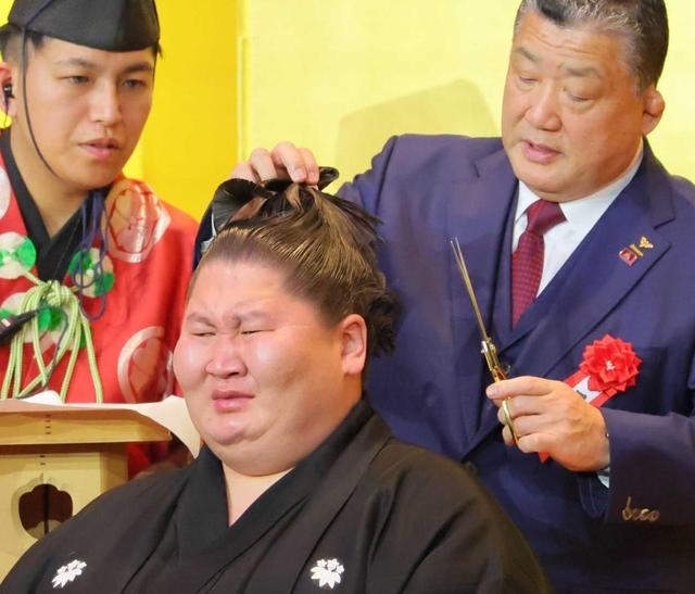 逸ノ城 万感の涙「これが最後か」断髪式 新ヘアのソフトモヒカンは