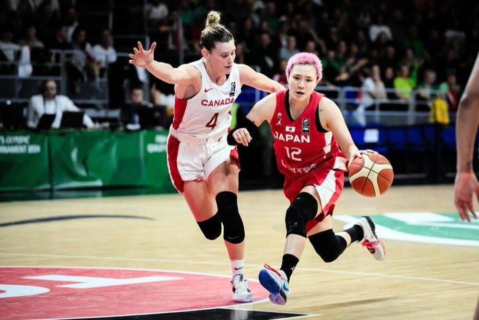 　攻め込む吉田亜沙美©ＦＩＢＡ