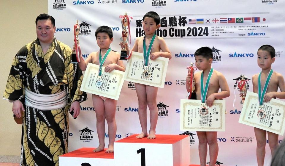 　白鵬杯幼児の部で優勝し、宮城野親方（左端）から表彰された秀ノ山親方の長男・菊次弘人くん（中央）