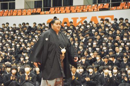 　母校の埼玉栄中、高で開かれた大関昇進報告会に出席した琴ノ若＝１３日、さいたま市