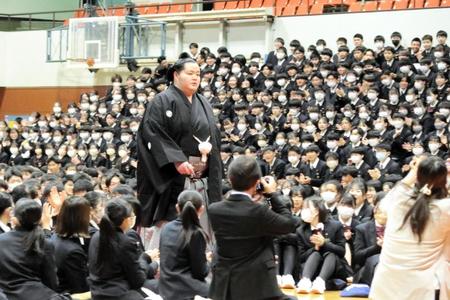 　母校の埼玉栄中・高で行われた大関昇進報告会で入場する琴ノ若