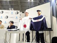 　新ユニホームをお披露目する（左から）田中樹コーチ、大野修聖コーチ