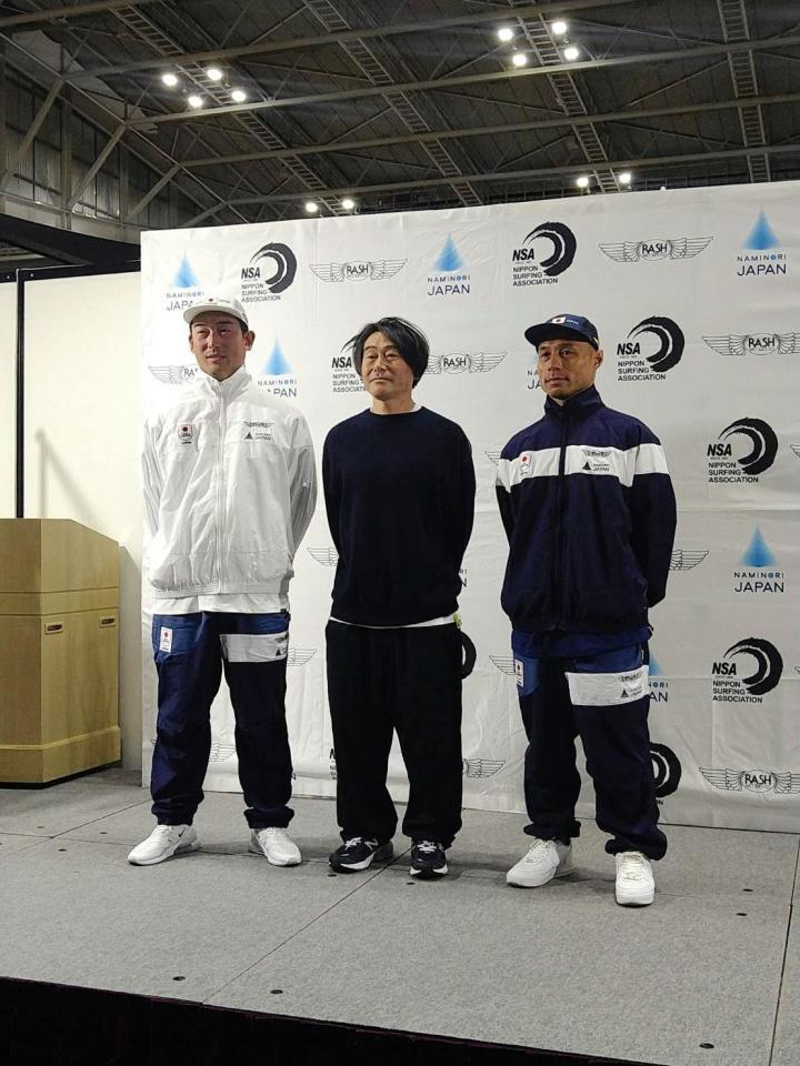 　写真に応じる（左から）田中樹コーチ、加藤忠幸氏、大野修聖コーチ