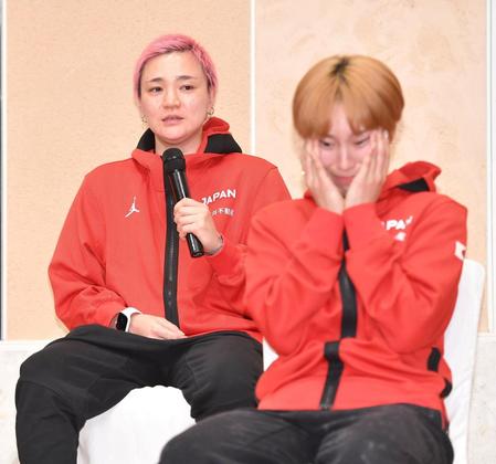 　吉田亜沙美（左）のコメントに顔を覆う宮崎早織（撮影・出月俊成）