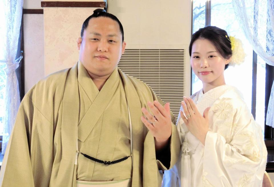 　結婚指輪を披露する翠富士（左）と千尋夫人