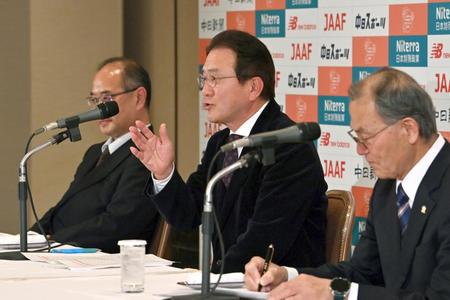 　名古屋ウィメンズマラソンの招待選手を発表する日本陸連の瀬古利彦ロードランニングコミッションリーダー（中央）