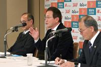 　名古屋ウィメンズマラソンの招待選手を発表する日本陸連の瀬古利彦ロードランニングコミッションリーダー（中央）