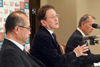 　名古屋ウィメンズマラソンの招待選手を発表する日本陸連の瀬古利彦ロードランニングコミッションリーダー（中央）