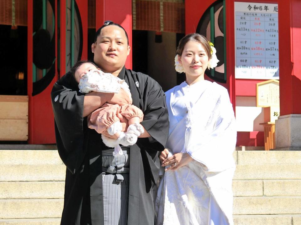 　結婚式を挙げ、長女の一華ちゃんを抱いて記念撮影する翠富士と千尋夫人