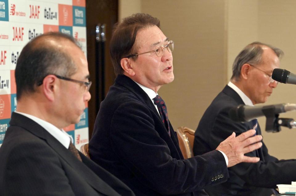 　名古屋ウィメンズマラソンの招待選手を発表する日本陸連の瀬古利彦ロードランニングコミッションリーダー（中央）