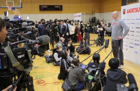 　大勢の報道陣の前で話すバスケットボール日本代表のトム・ホーバスＨＣ（撮影・吉澤敬太）