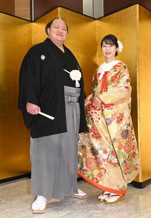 　披露宴にのぞむ北勝富士（左）と真美さん（撮影・園田高夫）