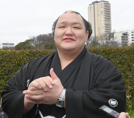 　ホッとした表情を見せる北勝富士（撮影・園田高夫）