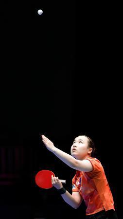 　女子１次リーグ　イラン戦でサーブトスを上げる伊藤美誠＝釜山（共同）