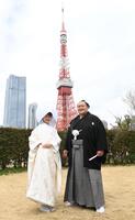 　東京タワーをバックに北勝富士と奥様の真美さん（左）がポーズを決める（撮影・園田高夫）