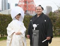 　奥様の真実さん（左）と北勝富士（撮影・園田高夫）