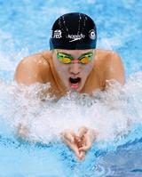 　男子２００メートル平泳ぎ決勝で力泳する優勝した深沢大和