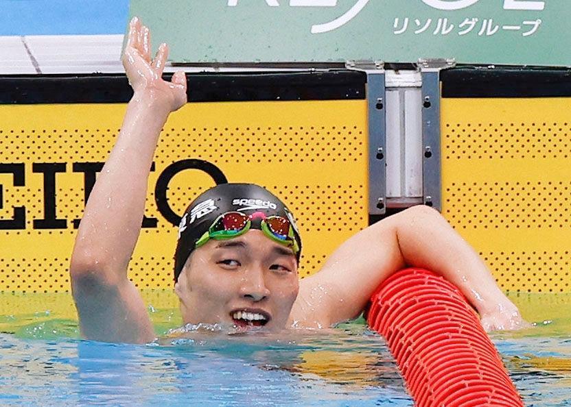 　男子２００メートル平泳ぎで優勝し、喜ぶ深沢大和