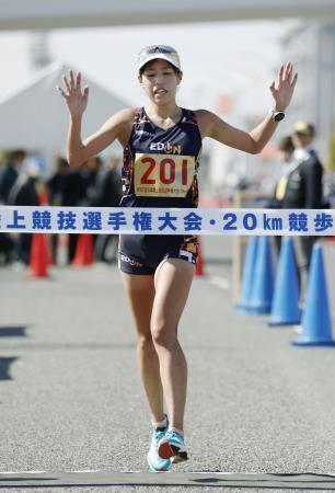 　女子２０キロ　１時間２７分５９秒で２連覇し、パリ五輪の日本代表に決まった藤井菜々子＝神戸市六甲アイランド甲南大周辺コース