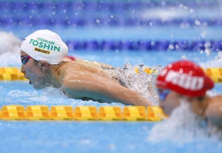 　女子２００メートル個人メドレー決勝　バタフライで力泳する大橋悠依。手前は成田実生＝東京アクアティクスセンター