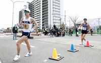 　レースする池田向希（左）と山西利和