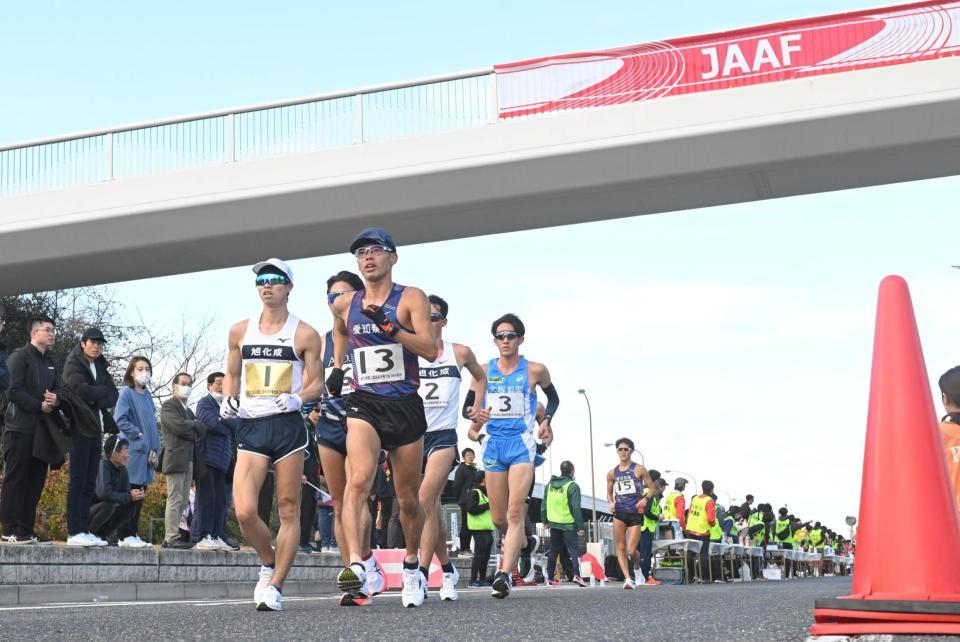 　レース序盤、池田向希（１）らと競り合う山西利和（１３）＝撮影・石井剣太郎