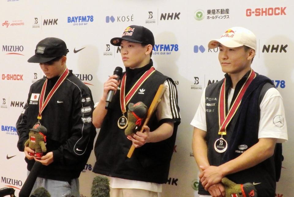 　取材に応じる（左から）大能寛飛、菱川一心、半井重幸