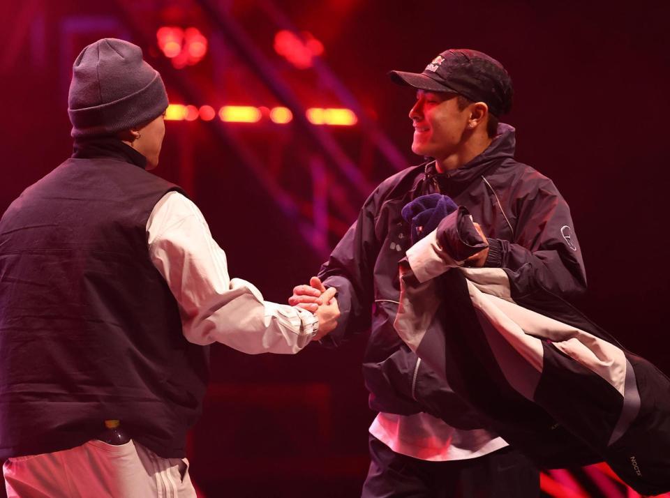 　準決勝で菱川一心（左）に敗れた半井重幸