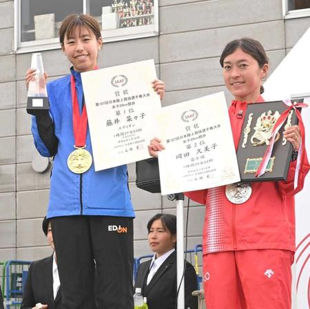 　優勝し五輪代表に決定した藤井菜々子。右は２位の岡田久美子